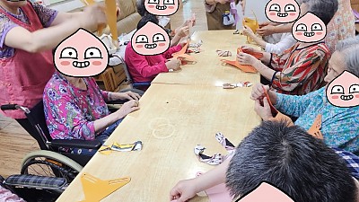 한땀한땀~ 정성스럽게 가방을 만드는 어르신들~~